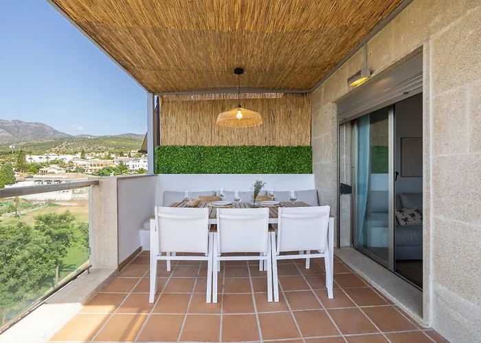 Elegant 3br Penthouse With Sea View Pool & Garden