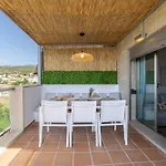Elegant 3br Penthouse With Sea View Pool & Garden